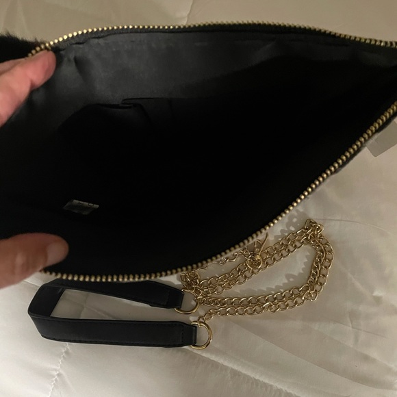 ๐ Boutique wristlet with chain - Picture 4 of 5